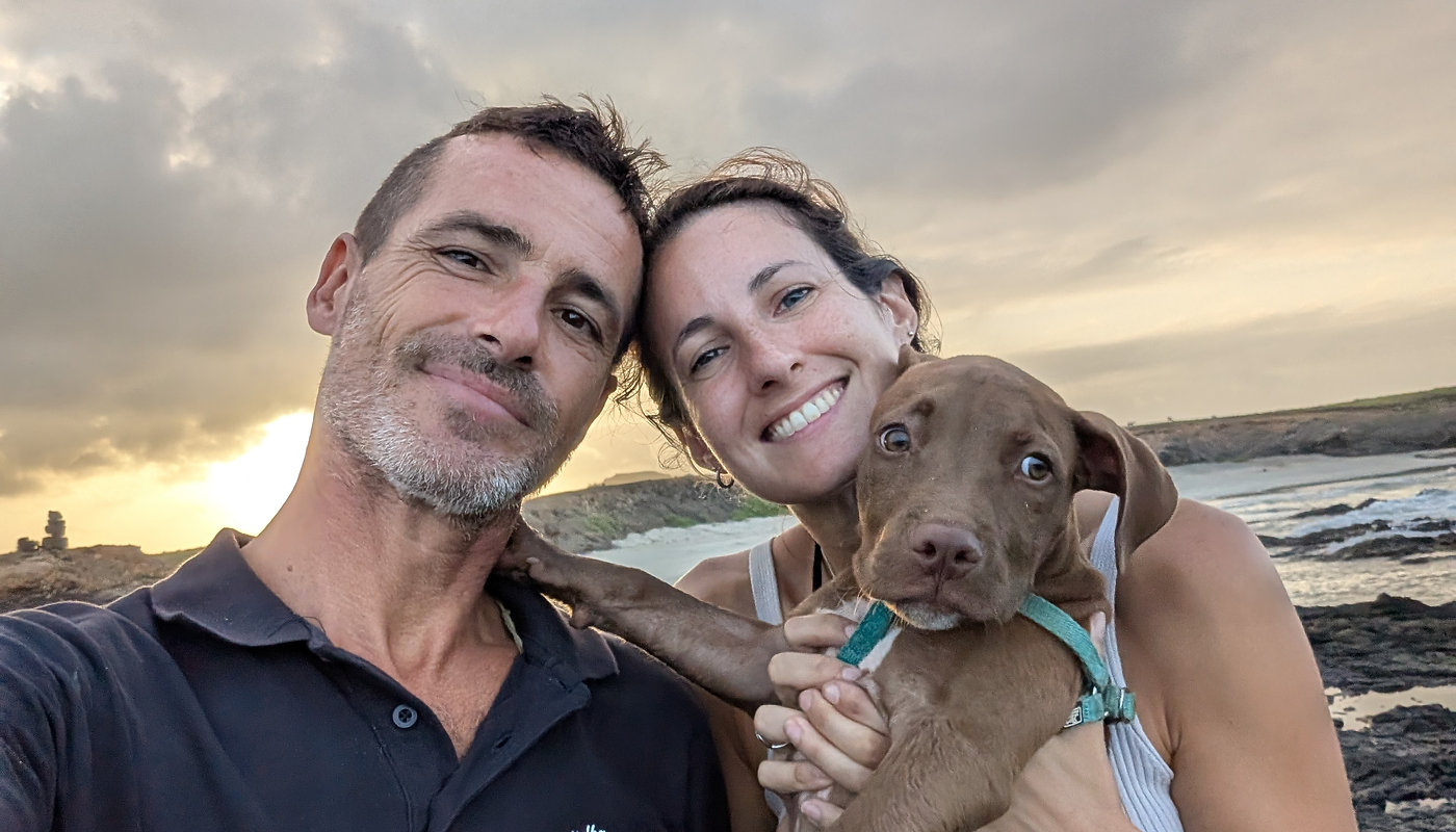 Tony, Leslie e Deco, cofundadores da Cidade Velha Diving e o seu cão