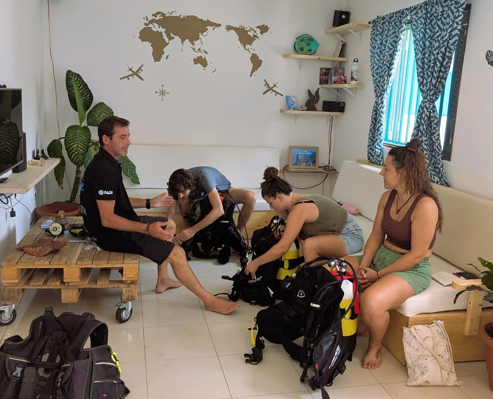 Élèves en cours PADI préparant leur équipe avec un instructeur à Cidade Velha Diving, Cap-Vert