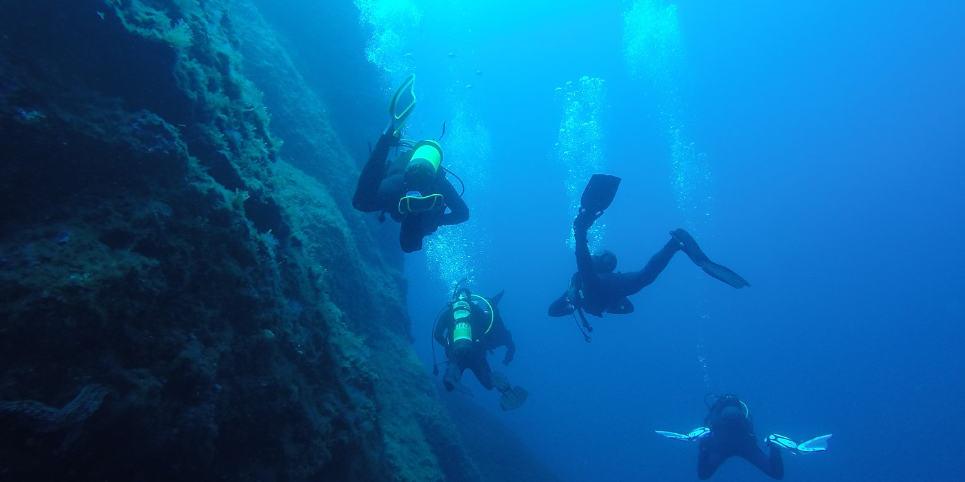 Plongeurs explorant les eaux du Cap-Vert