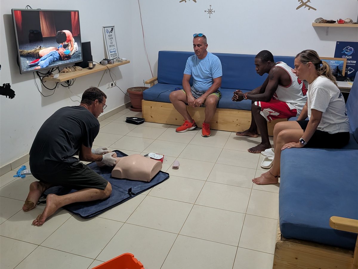 Cours de premiers secours en groupe avec kit d'oxygène et mannequin