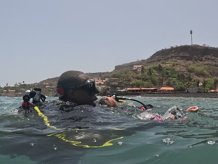 Pratique de sauvetage dans l'eau devant la plage de Cidade Velha