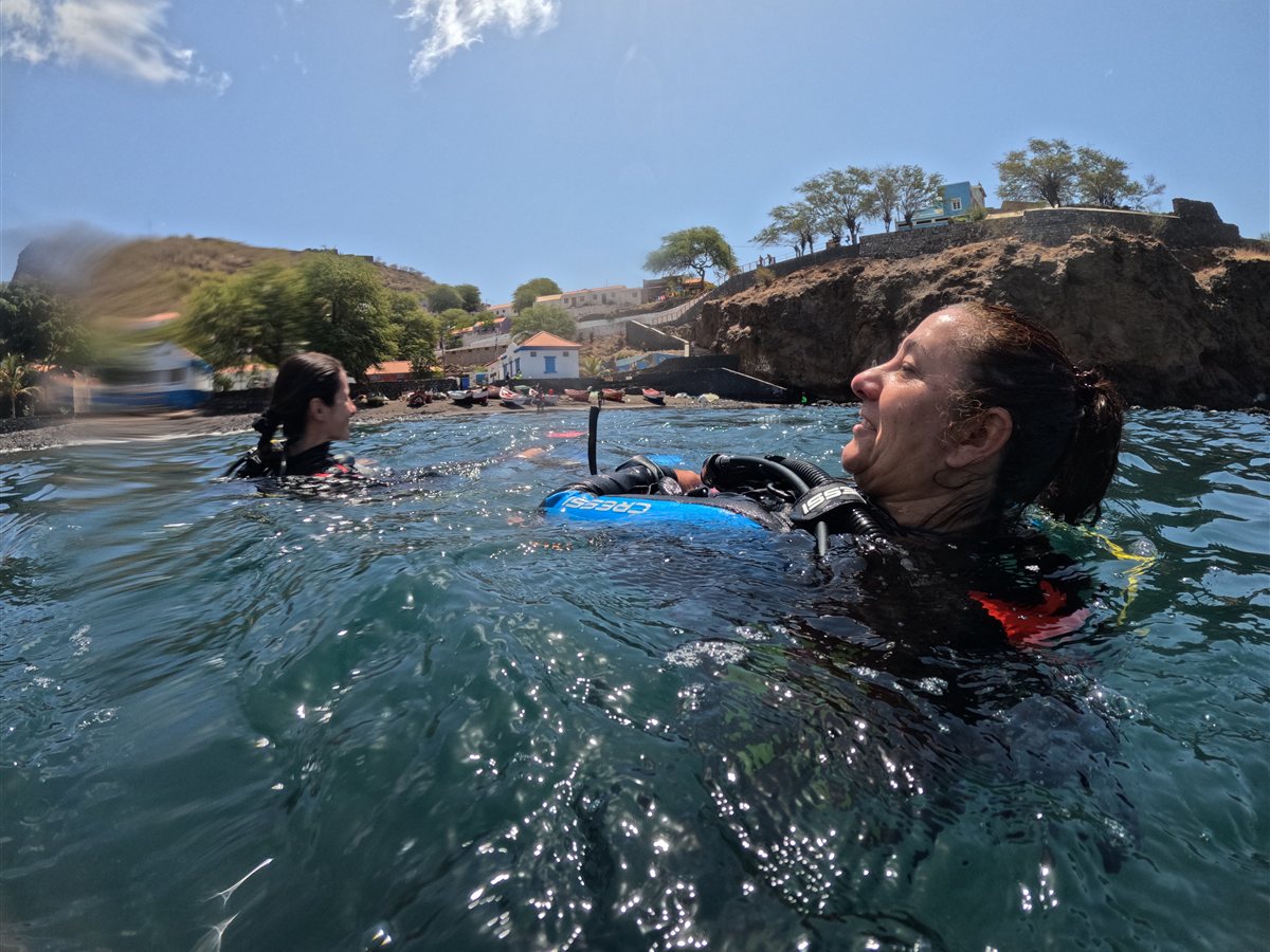 Élèves Rescue en surface avec la côte de Cidade Velha en fond