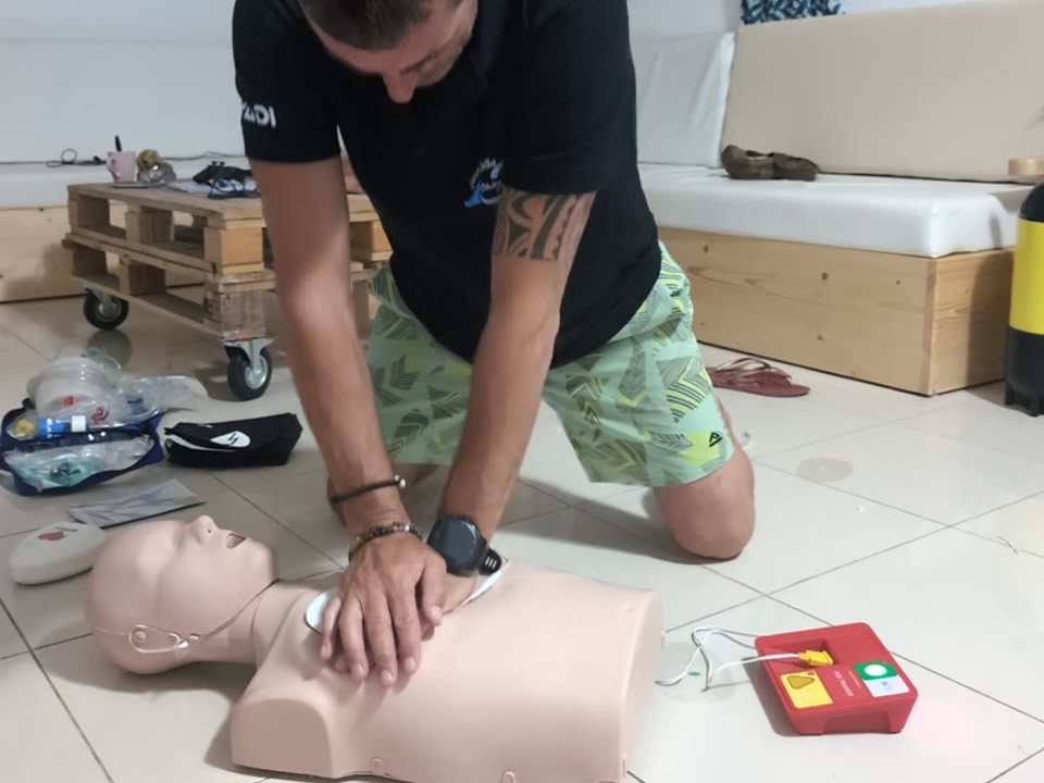RCP avec électrodes DEA sur le mannequin d'entraînement