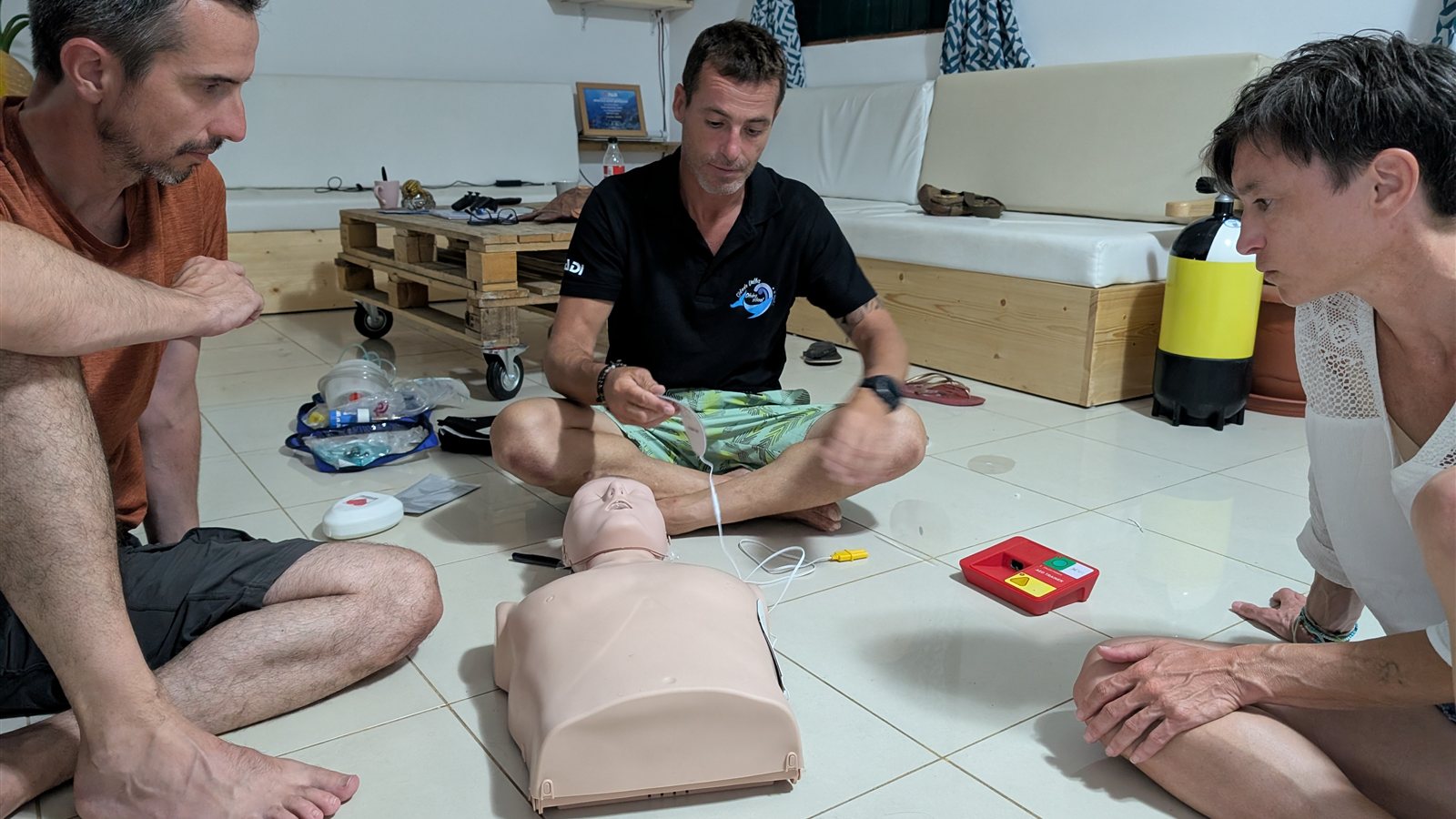 Pratique DEA et RCP avec mannequin pendant le cours PADI Rescue Diver